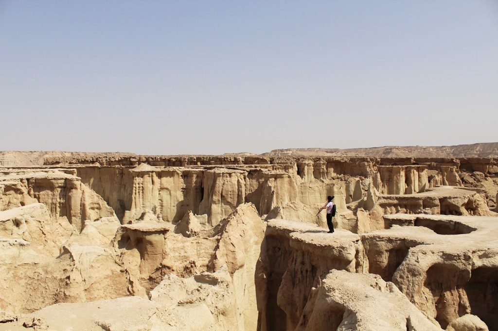 ToIranTour - A man playing violin in the Stars Valley - Qeshm Island