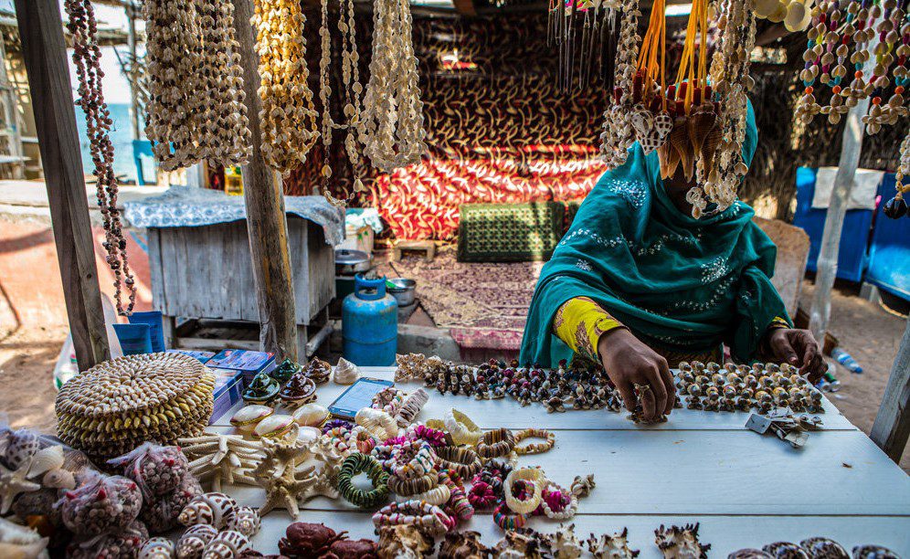ToIranTour - bazaar with souvenirs - Hengam island - blog